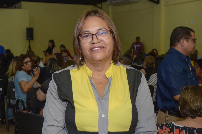 Gestores, secretários municipais de Educação e diretores de escolas estão reunidos em Belém para discutir as ações implementadas ao longo do ano, destinadas a melhorar a aprendizagem dos estudantes de escolas públicas. A reunião ocorre dentro da programação do II Encontro Regional de Educação, que visa monitorar a Agenda da Aprendizagem. Coordenada pela Secretaria de Estado de Educação (Seduc), a Agenda tem como objetivo a implementação de um conjunto de ações pedagógicas que melhorem o desempenho da educação nas redes estadual e municipal de ensino.

A diretora Rosa Borges <div class='credito_fotos'>Foto: Eliseu Dias / Ascom Seduc   |   <a href='/midias/2019/originais/5756_f71c7a23-8fc6-7b67-64ac-3d8b25fcf00f.jpg' download><i class='fa-solid fa-download'></i> Download</a></div>