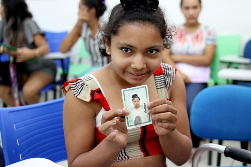 No Dia Internacional dos Direitos Humanos, mais de 500 pessoas participaram da ação de cidadania realizada nesta terça-feira, 10, no município de Breves, na programação do projeto "Rede de cidadania: Mulheres Marajoaras, com elas e por elas", da Secretaria de Estado de Justiça e Direitos Humanos (Sejudh), no arquipélago do Marajó.
na foto filha de Josiele Dias <div class='credito_fotos'>Foto: Neth Vilhena / Ascom Sejudh   |   <a href='/midias/2019/originais/5760_9667b6f5-5678-1964-8eb0-8b8c2584031d.jpg' download><i class='fa-solid fa-download'></i> Download</a></div>