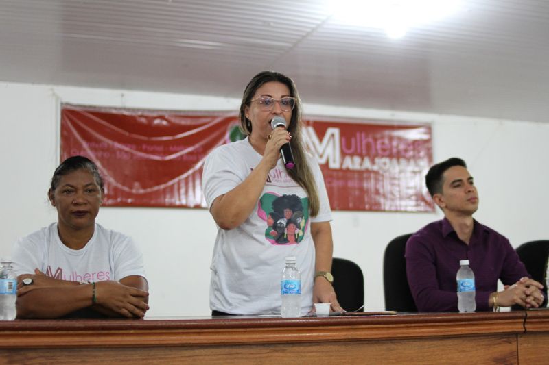 No Dia Internacional dos Direitos Humanos, mais de 500 pessoas participaram da ação de cidadania realizada nesta terça-feira, 10, no município de Breves, na programação do projeto "Rede de cidadania: Mulheres Marajoaras, com elas e por elas", da Secretaria de Estado de Justiça e Direitos Humanos (Sejudh), no arquipélago do Marajó.
Na foto Coordenadora da CIPM - Márcia Jorge <div class='credito_fotos'>Foto: Neth Vilhena / Ascom Sejudh   |   <a href='/midias/2019/originais/5760_e06a7288-798e-73a1-5816-3dfe72929da7.jpg' download><i class='fa-solid fa-download'></i> Download</a></div>