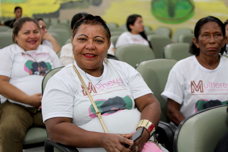 No Dia Internacional dos Direitos Humanos, mais de 500 pessoas participaram da ação de cidadania realizada nesta terça-feira, 10, no município de Breves, na programação do projeto "Rede de cidadania: Mulheres Marajoaras, com elas e por elas", da Secretaria de Estado de Justiça e Direitos Humanos (Sejudh), no arquipélago do Marajó. <div class='credito_fotos'>Foto: Neth Vilhena / Ascom Sejudh   |   <a href='/midias/2019/originais/5760_e6e563a5-35d0-5b0f-d947-4d6fc88ca755.jpg' download><i class='fa-solid fa-download'></i> Download</a></div>