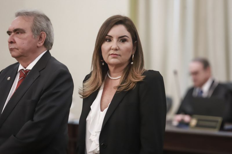 Nesta quarta-feira (11), no salão nobre do Tribunal de Justiça do Estado do Pará, sob a presidência do desembargador Leonardo Noronha Tavares, foi realizada a cerimônia de outorga da Ordem do Mérito Judiciário Paraense. A honraria, em cinco graus, reconhece personalidades que prestam serviços à sociedade buscando o desenvolvimento do Estado do Pará e a construção de uma sociedade justa. Na ocasião, as honrarias foram entregues a autoridades, servidores, magistrados e militares, medalhas nos graus Grande Oficial, Comendador, Oficial e Cavaleiro. <div class='credito_fotos'>Foto: Marco Santos / Ag. Pará   |   <a href='/midias/2019/originais/5763_1987fcf8-27a6-5262-6b75-1acb67fc89fa.jpg' download><i class='fa-solid fa-download'></i> Download</a></div>