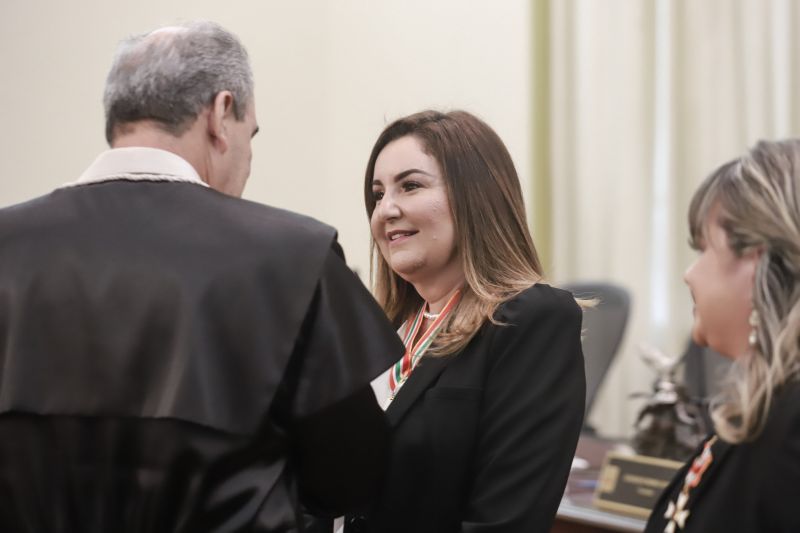 Nesta quarta-feira (11), no salão nobre do Tribunal de Justiça do Estado do Pará, sob a presidência do desembargador Leonardo Noronha Tavares, foi realizada a cerimônia de outorga da Ordem do Mérito Judiciário Paraense. A honraria, em cinco graus, reconhece personalidades que prestam serviços à sociedade buscando o desenvolvimento do Estado do Pará e a construção de uma sociedade justa. Na ocasião, as honrarias foram entregues a autoridades, servidores, magistrados e militares, medalhas nos graus Grande Oficial, Comendador, Oficial e Cavaleiro. <div class='credito_fotos'>Foto: Marco Santos / Ag. Pará   |   <a href='/midias/2019/originais/5763_1c5358d1-8cc2-9b72-5680-c604cb7fb9ce.jpg' download><i class='fa-solid fa-download'></i> Download</a></div>