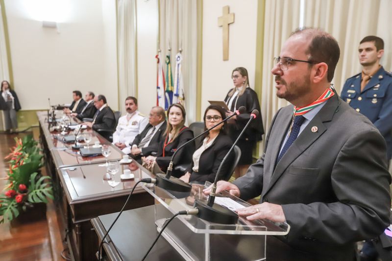 Nesta quarta-feira (11), no salão nobre do Tribunal de Justiça do Estado do Pará, sob a presidência do desembargador Leonardo Noronha Tavares, foi realizada a cerimônia de outorga da Ordem do Mérito Judiciário Paraense. A honraria, em cinco graus, reconhece personalidades que prestam serviços à sociedade buscando o desenvolvimento do Estado do Pará e a construção de uma sociedade justa. Na ocasião, as honrarias foram entregues a autoridades, servidores, magistrados e militares, medalhas nos graus Grande Oficial, Comendador, Oficial e Cavaleiro. <div class='credito_fotos'>Foto: Marco Santos / Ag. Pará   |   <a href='/midias/2019/originais/5763_214d9d58-19d8-c132-622c-98da1d011d90.jpg' download><i class='fa-solid fa-download'></i> Download</a></div>