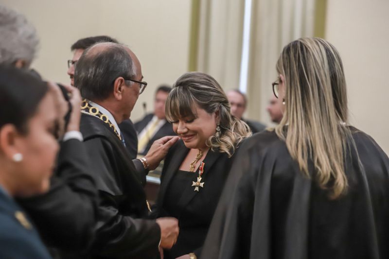 Nesta quarta-feira (11), no salão nobre do Tribunal de Justiça do Estado do Pará, sob a presidência do desembargador Leonardo Noronha Tavares, foi realizada a cerimônia de outorga da Ordem do Mérito Judiciário Paraense. A honraria, em cinco graus, reconhece personalidades que prestam serviços à sociedade buscando o desenvolvimento do Estado do Pará e a construção de uma sociedade justa. Na ocasião, as honrarias foram entregues a autoridades, servidores, magistrados e militares, medalhas nos graus Grande Oficial, Comendador, Oficial e Cavaleiro. <div class='credito_fotos'>Foto: Marco Santos / Ag. Pará   |   <a href='/midias/2019/originais/5763_30a2b60d-c332-56df-5420-51756e438d6d.jpg' download><i class='fa-solid fa-download'></i> Download</a></div>