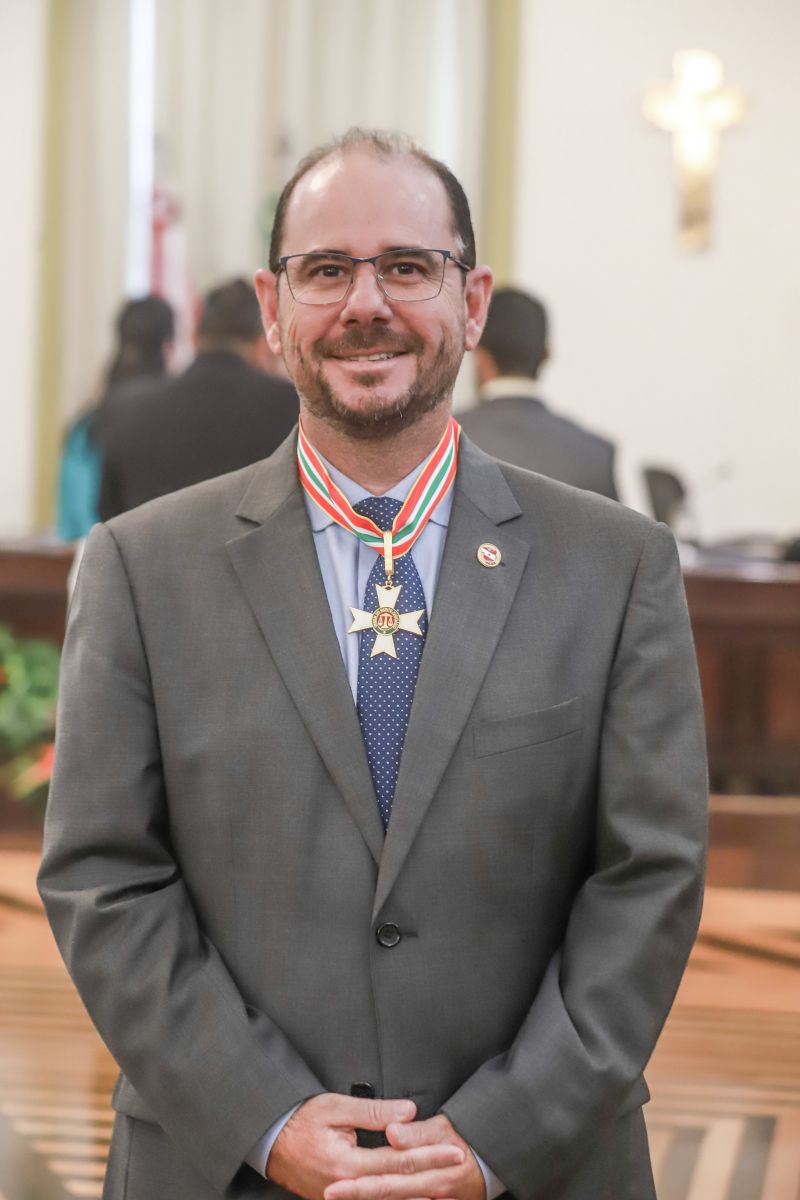 Nesta quarta-feira (11), no salão nobre do Tribunal de Justiça do Estado do Pará, sob a presidência do desembargador Leonardo Noronha Tavares, foi realizada a cerimônia de outorga da Ordem do Mérito Judiciário Paraense. A honraria, em cinco graus, reconhece personalidades que prestam serviços à sociedade buscando o desenvolvimento do Estado do Pará e a construção de uma sociedade justa. Na ocasião, as honrarias foram entregues a autoridades, servidores, magistrados e militares, medalhas nos graus Grande Oficial, Comendador, Oficial e Cavaleiro. <div class='credito_fotos'>Foto: Marco Santos / Ag. Pará   |   <a href='/midias/2019/originais/5763_3952b77c-c9e5-f152-23e3-22c919ffecd1.jpg' download><i class='fa-solid fa-download'></i> Download</a></div>