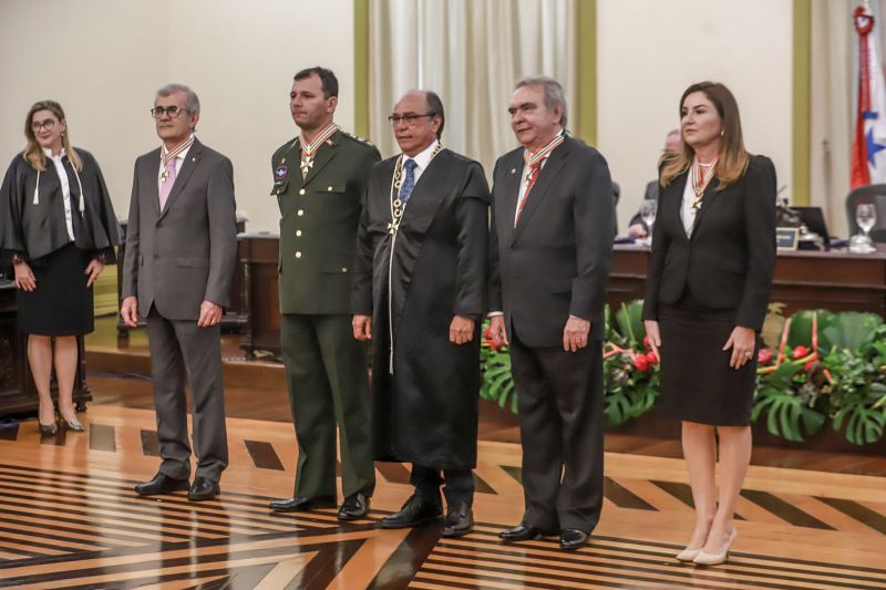 Nesta quarta-feira (11), no salão nobre do Tribunal de Justiça do Estado do Pará, sob a presidência do desembargador Leonardo Noronha Tavares, foi realizada a cerimônia de outorga da Ordem do Mérito Judiciário Paraense. A honraria, em cinco graus, reconhece personalidades que prestam serviços à sociedade buscando o desenvolvimento do Estado do Pará e a construção de uma sociedade justa. Na ocasião, as honrarias foram entregues a autoridades, servidores, magistrados e militares, medalhas nos graus Grande Oficial, Comendador, Oficial e Cavaleiro. <div class='credito_fotos'>Foto: Marco Santos / Ag. Pará   |   <a href='/midias/2019/originais/5763_3cd06557-4ed1-6d9e-6ed8-a2dc526c4edb.jpg' download><i class='fa-solid fa-download'></i> Download</a></div>