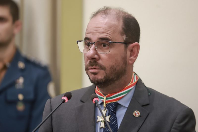Nesta quarta-feira (11), no salão nobre do Tribunal de Justiça do Estado do Pará, sob a presidência do desembargador Leonardo Noronha Tavares, foi realizada a cerimônia de outorga da Ordem do Mérito Judiciário Paraense. A honraria, em cinco graus, reconhece personalidades que prestam serviços à sociedade buscando o desenvolvimento do Estado do Pará e a construção de uma sociedade justa. Na ocasião, as honrarias foram entregues a autoridades, servidores, magistrados e militares, medalhas nos graus Grande Oficial, Comendador, Oficial e Cavaleiro. <div class='credito_fotos'>Foto: Marco Santos / Ag. Pará   |   <a href='/midias/2019/originais/5763_406c6a98-31f8-5c50-57b0-e8562810ba67.jpg' download><i class='fa-solid fa-download'></i> Download</a></div>