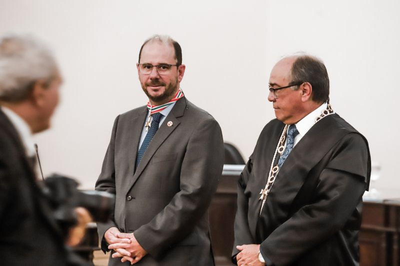 Nesta quarta-feira (11), no salão nobre do Tribunal de Justiça do Estado do Pará, sob a presidência do desembargador Leonardo Noronha Tavares, foi realizada a cerimônia de outorga da Ordem do Mérito Judiciário Paraense. A honraria, em cinco graus, reconhece personalidades que prestam serviços à sociedade buscando o desenvolvimento do Estado do Pará e a construção de uma sociedade justa. Na ocasião, as honrarias foram entregues a autoridades, servidores, magistrados e militares, medalhas nos graus Grande Oficial, Comendador, Oficial e Cavaleiro. <div class='credito_fotos'>Foto: Marco Santos / Ag. Pará   |   <a href='/midias/2019/originais/5763_4bdc6628-d9b9-04b3-9411-34696dca1900.jpg' download><i class='fa-solid fa-download'></i> Download</a></div>
