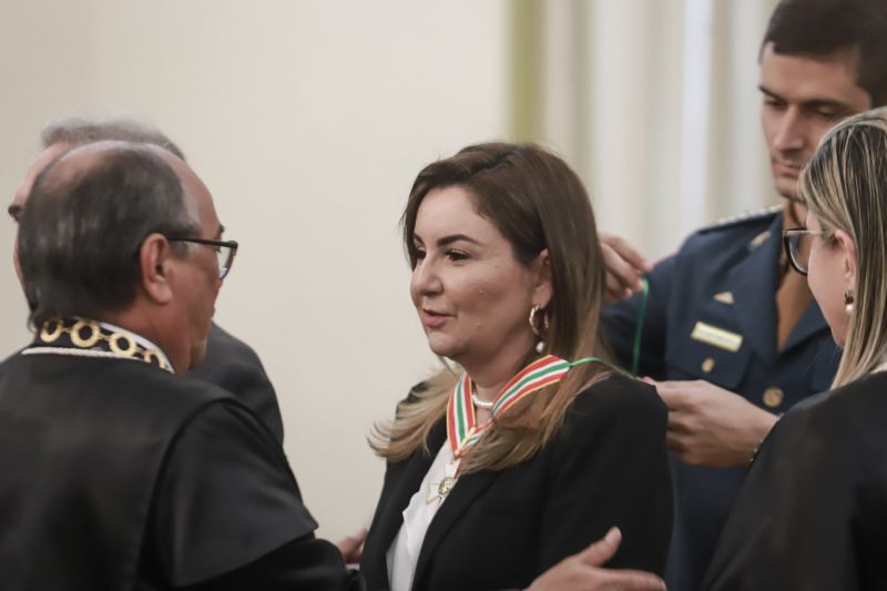 Nesta quarta-feira (11), no salão nobre do Tribunal de Justiça do Estado do Pará, sob a presidência do desembargador Leonardo Noronha Tavares, foi realizada a cerimônia de outorga da Ordem do Mérito Judiciário Paraense. A honraria, em cinco graus, reconhece personalidades que prestam serviços à sociedade buscando o desenvolvimento do Estado do Pará e a construção de uma sociedade justa. Na ocasião, as honrarias foram entregues a autoridades, servidores, magistrados e militares, medalhas nos graus Grande Oficial, Comendador, Oficial e Cavaleiro. <div class='credito_fotos'>Foto: Marco Santos / Ag. Pará   |   <a href='/midias/2019/originais/5763_6737ec90-ada2-d884-44fb-b8a44286e8cd.jpg' download><i class='fa-solid fa-download'></i> Download</a></div>