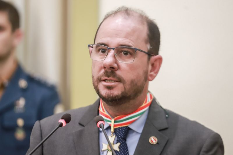 Nesta quarta-feira (11), no salão nobre do Tribunal de Justiça do Estado do Pará, sob a presidência do desembargador Leonardo Noronha Tavares, foi realizada a cerimônia de outorga da Ordem do Mérito Judiciário Paraense. A honraria, em cinco graus, reconhece personalidades que prestam serviços à sociedade buscando o desenvolvimento do Estado do Pará e a construção de uma sociedade justa. Na ocasião, as honrarias foram entregues a autoridades, servidores, magistrados e militares, medalhas nos graus Grande Oficial, Comendador, Oficial e Cavaleiro. <div class='credito_fotos'>Foto: Marco Santos / Ag. Pará   |   <a href='/midias/2019/originais/5763_703499cd-e7f2-7021-541d-6cb8af216b2a.jpg' download><i class='fa-solid fa-download'></i> Download</a></div>