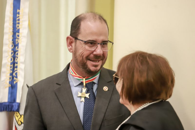 Nesta quarta-feira (11), no salão nobre do Tribunal de Justiça do Estado do Pará, sob a presidência do desembargador Leonardo Noronha Tavares, foi realizada a cerimônia de outorga da Ordem do Mérito Judiciário Paraense. A honraria, em cinco graus, reconhece personalidades que prestam serviços à sociedade buscando o desenvolvimento do Estado do Pará e a construção de uma sociedade justa. Na ocasião, as honrarias foram entregues a autoridades, servidores, magistrados e militares, medalhas nos graus Grande Oficial, Comendador, Oficial e Cavaleiro. <div class='credito_fotos'>Foto: Marco Santos / Ag. Pará   |   <a href='/midias/2019/originais/5763_7e2b2f22-4c33-0299-c3a4-05d90684c6f7.jpg' download><i class='fa-solid fa-download'></i> Download</a></div>