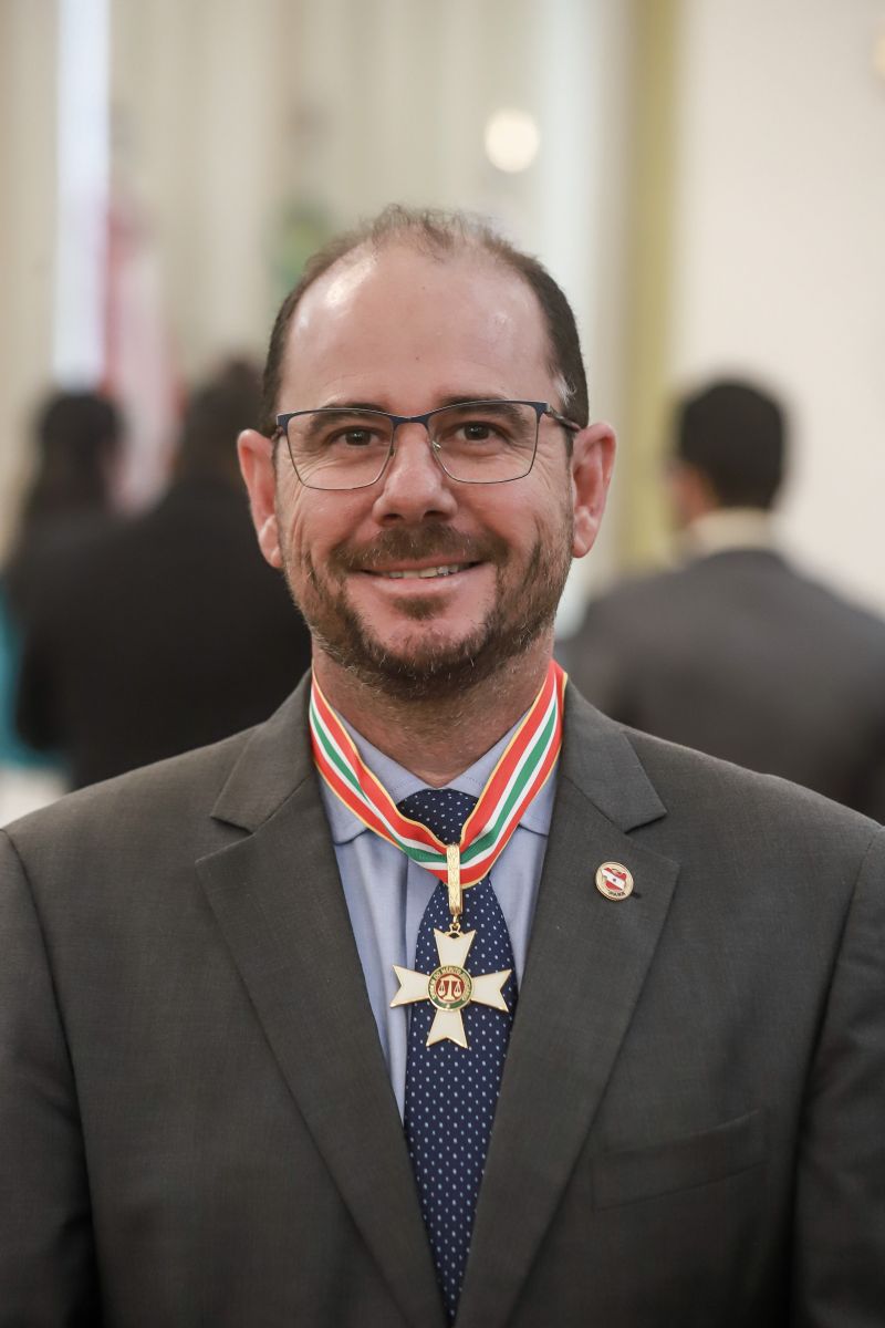 Nesta quarta-feira (11), no salão nobre do Tribunal de Justiça do Estado do Pará, sob a presidência do desembargador Leonardo Noronha Tavares, foi realizada a cerimônia de outorga da Ordem do Mérito Judiciário Paraense. A honraria, em cinco graus, reconhece personalidades que prestam serviços à sociedade buscando o desenvolvimento do Estado do Pará e a construção de uma sociedade justa. Na ocasião, as honrarias foram entregues a autoridades, servidores, magistrados e militares, medalhas nos graus Grande Oficial, Comendador, Oficial e Cavaleiro. <div class='credito_fotos'>Foto: Marco Santos / Ag. Pará   |   <a href='/midias/2019/originais/5763_89c06c32-6abc-76f0-790a-8972534f7ad8.jpg' download><i class='fa-solid fa-download'></i> Download</a></div>