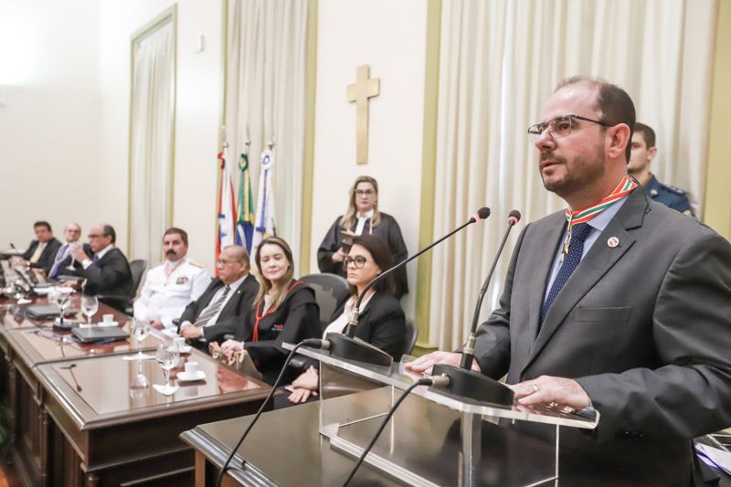 Nesta quarta-feira (11), no salão nobre do Tribunal de Justiça do Estado do Pará, sob a presidência do desembargador Leonardo Noronha Tavares, foi realizada a cerimônia de outorga da Ordem do Mérito Judiciário Paraense. A honraria, em cinco graus, reconhece personalidades que prestam serviços à sociedade buscando o desenvolvimento do Estado do Pará e a construção de uma sociedade justa. Na ocasião, as honrarias foram entregues a autoridades, servidores, magistrados e militares, medalhas nos graus Grande Oficial, Comendador, Oficial e Cavaleiro. <div class='credito_fotos'>Foto: Marco Santos / Ag. Pará   |   <a href='/midias/2019/originais/5763_a3ec45cd-9e3f-4ce5-2ed8-762d89a308b0.jpg' download><i class='fa-solid fa-download'></i> Download</a></div>