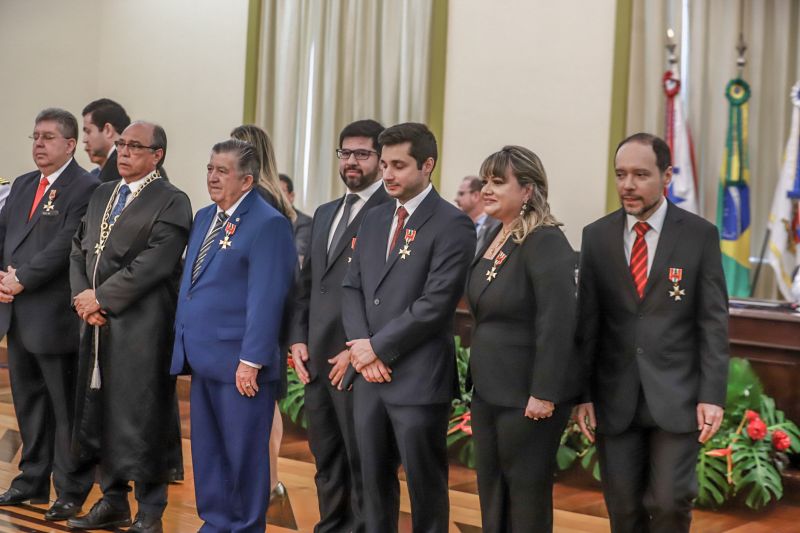 Nesta quarta-feira (11), no salão nobre do Tribunal de Justiça do Estado do Pará, sob a presidência do desembargador Leonardo Noronha Tavares, foi realizada a cerimônia de outorga da Ordem do Mérito Judiciário Paraense. A honraria, em cinco graus, reconhece personalidades que prestam serviços à sociedade buscando o desenvolvimento do Estado do Pará e a construção de uma sociedade justa. Na ocasião, as honrarias foram entregues a autoridades, servidores, magistrados e militares, medalhas nos graus Grande Oficial, Comendador, Oficial e Cavaleiro. <div class='credito_fotos'>Foto: Marco Santos / Ag. Pará   |   <a href='/midias/2019/originais/5763_ceb5648f-73bf-483c-9af1-6fb539ea245b.jpg' download><i class='fa-solid fa-download'></i> Download</a></div>