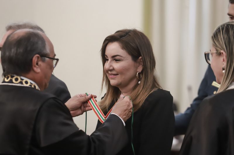 Nesta quarta-feira (11), no salão nobre do Tribunal de Justiça do Estado do Pará, sob a presidência do desembargador Leonardo Noronha Tavares, foi realizada a cerimônia de outorga da Ordem do Mérito Judiciário Paraense. A honraria, em cinco graus, reconhece personalidades que prestam serviços à sociedade buscando o desenvolvimento do Estado do Pará e a construção de uma sociedade justa. Na ocasião, as honrarias foram entregues a autoridades, servidores, magistrados e militares, medalhas nos graus Grande Oficial, Comendador, Oficial e Cavaleiro. <div class='credito_fotos'>Foto: Marco Santos / Ag. Pará   |   <a href='/midias/2019/originais/5763_dd03f79a-4185-bef1-6514-5e7b31e55ab2.jpg' download><i class='fa-solid fa-download'></i> Download</a></div>