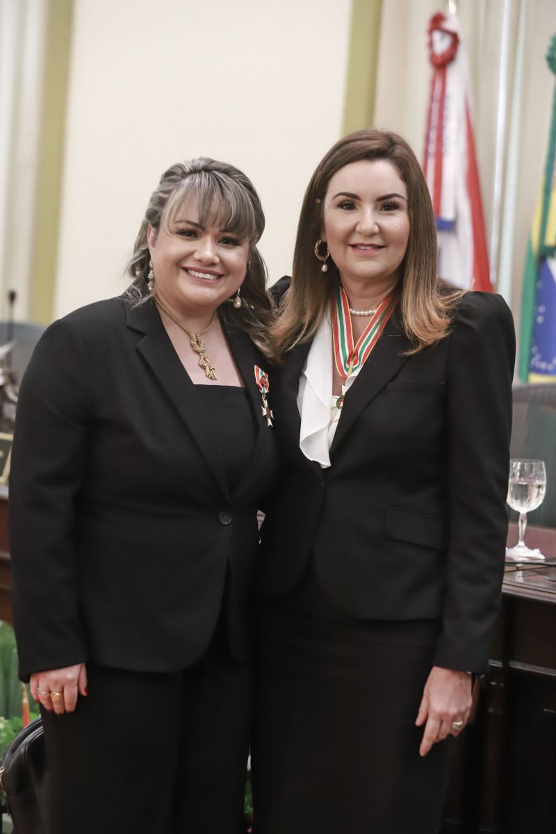 Nesta quarta-feira (11), no salão nobre do Tribunal de Justiça do Estado do Pará, sob a presidência do desembargador Leonardo Noronha Tavares, foi realizada a cerimônia de outorga da Ordem do Mérito Judiciário Paraense. A honraria, em cinco graus, reconhece personalidades que prestam serviços à sociedade buscando o desenvolvimento do Estado do Pará e a construção de uma sociedade justa. Na ocasião, as honrarias foram entregues a autoridades, servidores, magistrados e militares, medalhas nos graus Grande Oficial, Comendador, Oficial e Cavaleiro. <div class='credito_fotos'>Foto: Marco Santos / Ag. Pará   |   <a href='/midias/2019/originais/5763_e0724ab5-d154-40b5-4f75-5065c0c21d1d.jpg' download><i class='fa-solid fa-download'></i> Download</a></div>