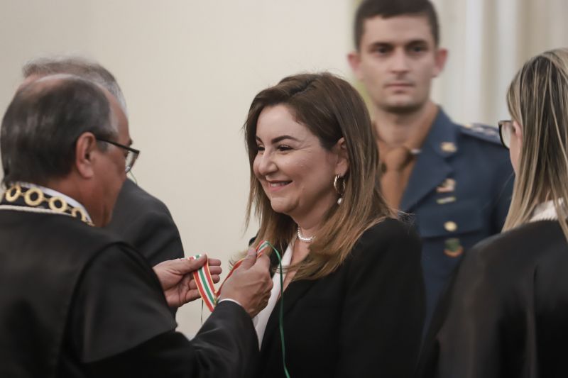 Nesta quarta-feira (11), no salão nobre do Tribunal de Justiça do Estado do Pará, sob a presidência do desembargador Leonardo Noronha Tavares, foi realizada a cerimônia de outorga da Ordem do Mérito Judiciário Paraense. A honraria, em cinco graus, reconhece personalidades que prestam serviços à sociedade buscando o desenvolvimento do Estado do Pará e a construção de uma sociedade justa. Na ocasião, as honrarias foram entregues a autoridades, servidores, magistrados e militares, medalhas nos graus Grande Oficial, Comendador, Oficial e Cavaleiro. <div class='credito_fotos'>Foto: Marco Santos / Ag. Pará   |   <a href='/midias/2019/originais/5763_eb821af1-b0ef-118b-6bd2-ce890e1ac492.jpg' download><i class='fa-solid fa-download'></i> Download</a></div>