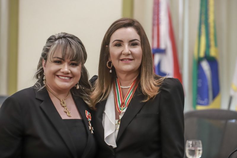 Nesta quarta-feira (11), no salão nobre do Tribunal de Justiça do Estado do Pará, sob a presidência do desembargador Leonardo Noronha Tavares, foi realizada a cerimônia de outorga da Ordem do Mérito Judiciário Paraense. A honraria, em cinco graus, reconhece personalidades que prestam serviços à sociedade buscando o desenvolvimento do Estado do Pará e a construção de uma sociedade justa. Na ocasião, as honrarias foram entregues a autoridades, servidores, magistrados e militares, medalhas nos graus Grande Oficial, Comendador, Oficial e Cavaleiro. <div class='credito_fotos'>Foto: Marco Santos / Ag. Pará   |   <a href='/midias/2019/originais/5763_ee3750de-a259-9537-beaf-1daec0d91d16.jpg' download><i class='fa-solid fa-download'></i> Download</a></div>