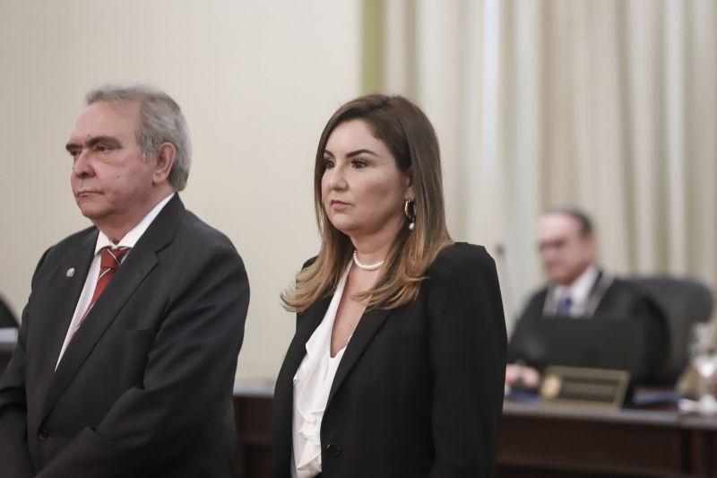 Nesta quarta-feira (11), no salão nobre do Tribunal de Justiça do Estado do Pará, sob a presidência do desembargador Leonardo Noronha Tavares, foi realizada a cerimônia de outorga da Ordem do Mérito Judiciário Paraense. A honraria, em cinco graus, reconhece personalidades que prestam serviços à sociedade buscando o desenvolvimento do Estado do Pará e a construção de uma sociedade justa. Na ocasião, as honrarias foram entregues a autoridades, servidores, magistrados e militares, medalhas nos graus Grande Oficial, Comendador, Oficial e Cavaleiro. <div class='credito_fotos'>Foto: Marco Santos / Ag. Pará   |   <a href='/midias/2019/originais/5763_f529517c-ba17-9ff3-b329-a87240999a0a.jpg' download><i class='fa-solid fa-download'></i> Download</a></div>