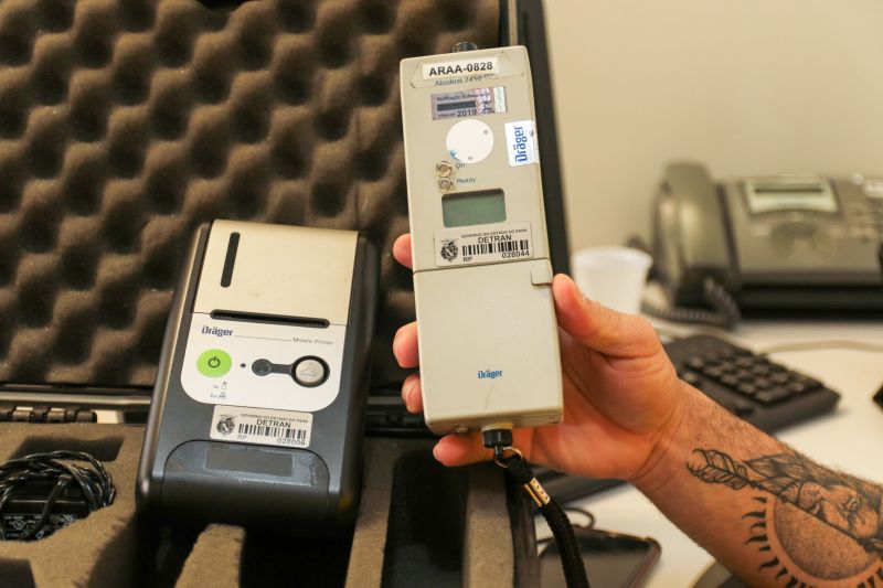 O mês de dezembro é bastante associado a confraternizações e reuniões com a família. Mas esse período também comporta um risco. “É um momento onde muitas pessoas querem viajar em busca de diversão e acabam ingerindo bebida alcoólica antes de dirigir”, explica o coordenador de operações do Departamento de Trânsito do Estado (Detran), Ivan Feitosa. <div class='credito_fotos'>Foto: Pedro Guerreiro / Ag. Pará   |   <a href='/midias/2019/originais/5764_0dacc0da-bad2-7121-0251-6560320144ef.jpg' download><i class='fa-solid fa-download'></i> Download</a></div>