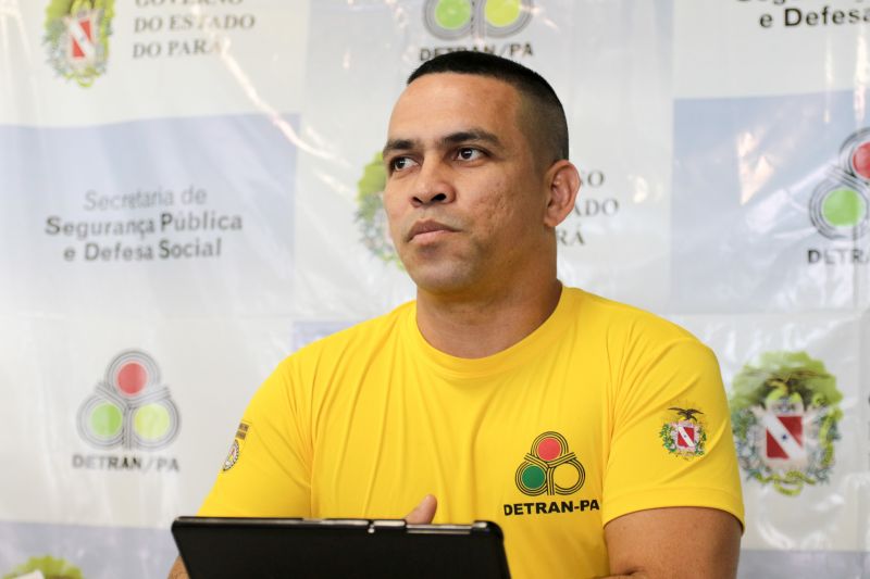 O mês de dezembro é bastante associado a confraternizações e reuniões com a família. Mas esse período também comporta um risco. “É um momento onde muitas pessoas querem viajar em busca de diversão e acabam ingerindo bebida alcoólica antes de dirigir”, explica o coordenador de operações do Departamento de Trânsito do Estado (Detran), Ivan Feitosa.

nA FOTO VAN FEITOSA - Coordenador de Op <div class='credito_fotos'>Foto: Pedro Guerreiro / Ag. Pará   |   <a href='/midias/2019/originais/5764_2c4173d7-d00f-62ed-ab69-ec7ec121784d.jpg' download><i class='fa-solid fa-download'></i> Download</a></div>