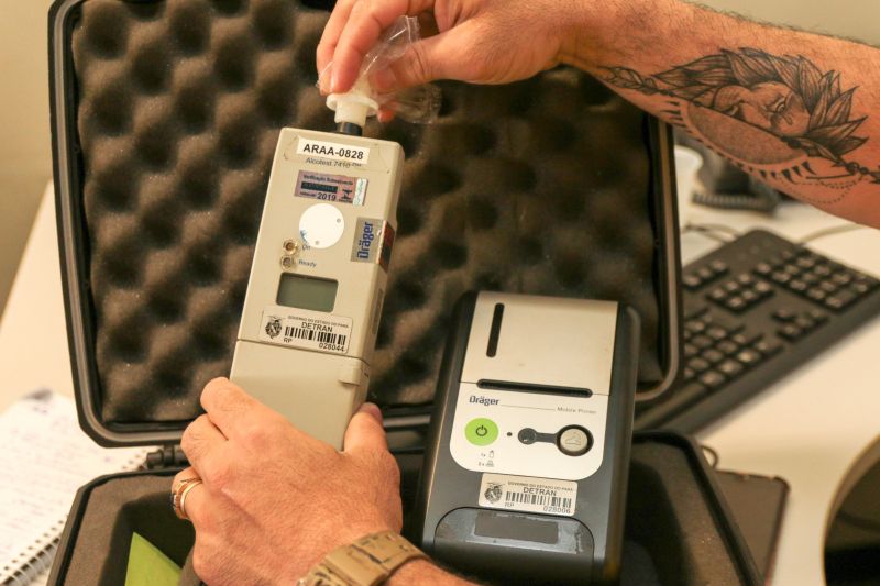 O mês de dezembro é bastante associado a confraternizações e reuniões com a família. Mas esse período também comporta um risco. “É um momento onde muitas pessoas querem viajar em busca de diversão e acabam ingerindo bebida alcoólica antes de dirigir”, explica o coordenador de operações do Departamento de Trânsito do Estado (Detran), Ivan Feitosa. <div class='credito_fotos'>Foto: Pedro Guerreiro / Ag. Pará   |   <a href='/midias/2019/originais/5764_36fafcb8-eb36-d66c-983c-8626a140d321.jpg' download><i class='fa-solid fa-download'></i> Download</a></div>