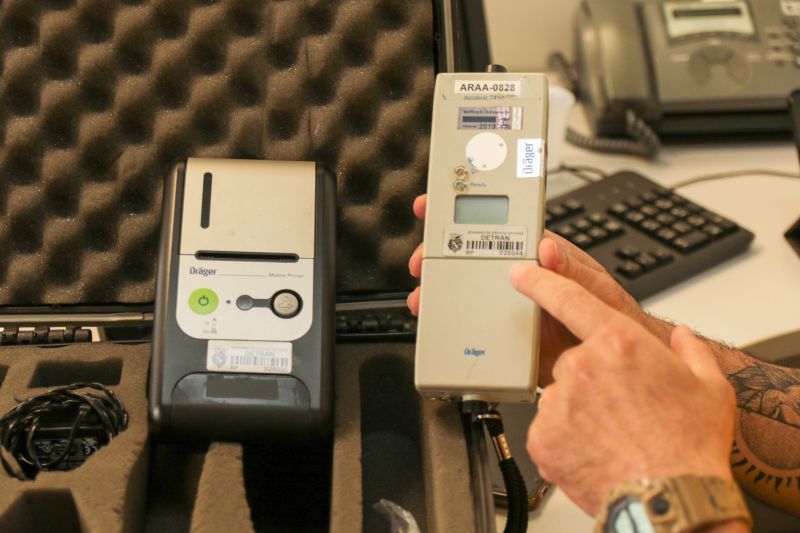 O mês de dezembro é bastante associado a confraternizações e reuniões com a família. Mas esse período também comporta um risco. “É um momento onde muitas pessoas querem viajar em busca de diversão e acabam ingerindo bebida alcoólica antes de dirigir”, explica o coordenador de operações do Departamento de Trânsito do Estado (Detran), Ivan Feitosa. <div class='credito_fotos'>Foto: Pedro Guerreiro / Ag. Pará   |   <a href='/midias/2019/originais/5764_6f2bbec6-2aa6-229d-cfe0-6cb54e71d7a7.jpg' download><i class='fa-solid fa-download'></i> Download</a></div>