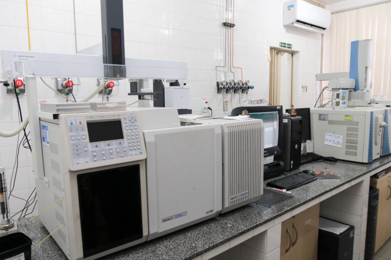 O mês de dezembro é bastante associado a confraternizações e reuniões com a família. Mas esse período também comporta um risco. “É um momento onde muitas pessoas querem viajar em busca de diversão e acabam ingerindo bebida alcoólica antes de dirigir”, explica o coordenador de operações do Departamento de Trânsito do Estado (Detran), Ivan Feitosa. <div class='credito_fotos'>Foto: Pedro Guerreiro / Ag. Pará   |   <a href='/midias/2019/originais/5764_a794a0ee-5d5b-2ef6-df2e-9c61083b69af.jpg' download><i class='fa-solid fa-download'></i> Download</a></div>