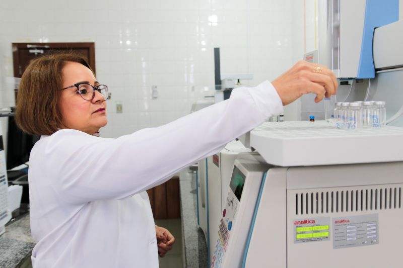 O mês de dezembro é bastante associado a confraternizações e reuniões com a família. Mas esse período também comporta um risco. “É um momento onde muitas pessoas querem viajar em busca de diversão e acabam ingerindo bebida alcoólica antes de dirigir”, explica o coordenador de operações do Departamento de Trânsito do Estado (Detran), Ivan Feitosa. <div class='credito_fotos'>Foto: Pedro Guerreiro / Ag. Pará   |   <a href='/midias/2019/originais/5764_af6ba446-bf5b-15ca-8f2d-645160acba0c.jpg' download><i class='fa-solid fa-download'></i> Download</a></div>