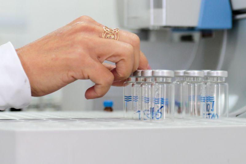 O mês de dezembro é bastante associado a confraternizações e reuniões com a família. Mas esse período também comporta um risco. “É um momento onde muitas pessoas querem viajar em busca de diversão e acabam ingerindo bebida alcoólica antes de dirigir”, explica o coordenador de operações do Departamento de Trânsito do Estado (Detran), Ivan Feitosa. <div class='credito_fotos'>Foto: Pedro Guerreiro / Ag. Pará   |   <a href='/midias/2019/originais/5764_ff458a82-7605-f940-5922-75216a921ba5.jpg' download><i class='fa-solid fa-download'></i> Download</a></div>