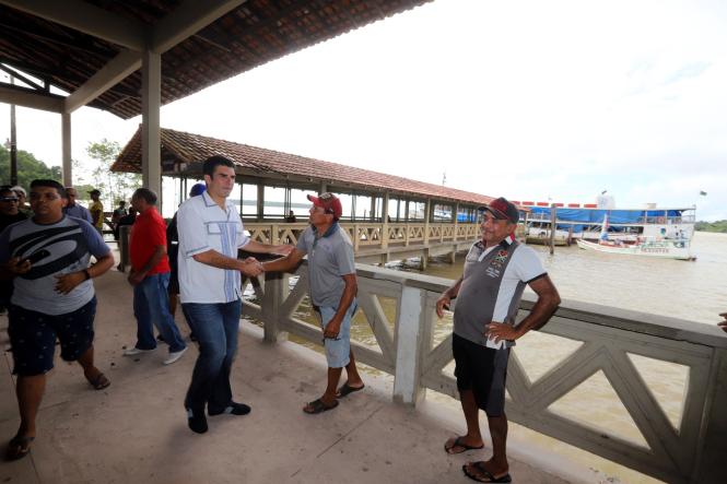 O governador Helder Barbalho visitou, neste domingo (20), o arquipélago do Marajó. Ele desembarcou em Salvaterra, por volta das 9h, e foi direto para o Porto do Camará, principal porta de entrada e saída dessa região, onde inspecionou a estrutura do local ao lado do diretor técnico da Secretaria de Estado de Transportes (Setran), João Renato Aguiar, e do prefeito de Salvaterra, Valentim Oliveira. 

FOTO: MARCO SANTOS/AGÊNCIA PARÁ.
DATA: 20.01.2019
SALVATERRA - PARÁ
 <div class='credito_fotos'>Foto: Marco Santos / Ag. Pará   |   <a href='/midias/2019/originais/5766100b-4087-483b-a3f7-be6bb1345515.jpg' download><i class='fa-solid fa-download'></i> Download</a></div>