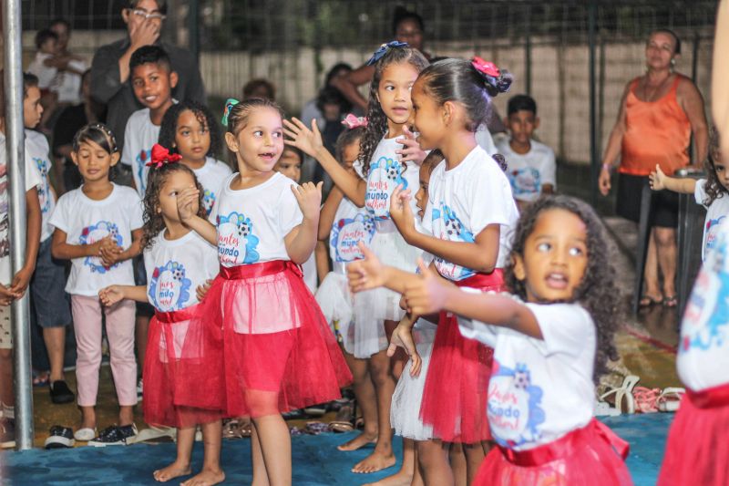 “Juntos por um mundo melhor” foi o tema da confraternização de Natal realizada na noite de terça-feira (10), no polo ParáPaz Jurunas, em Belém, complexo esportivo que atende cerca de 400 crianças e adolescentes do Projeto Davi e também do bairro. <div class='credito_fotos'>Foto: Ana Paula Lima / Ascom ParáPaz   |   <a href='/midias/2019/originais/5767_011823cf-dbd4-49e5-1424-cedb43b1a4e0.jpg' download><i class='fa-solid fa-download'></i> Download</a></div>