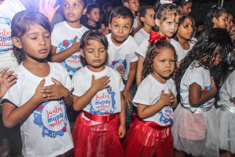 “Juntos por um mundo melhor” foi o tema da confraternização de Natal realizada na noite de terça-feira (10), no polo ParáPaz Jurunas, em Belém, complexo esportivo que atende cerca de 400 crianças e adolescentes do Projeto Davi e também do bairro. <div class='credito_fotos'>Foto: Ana Paula Lima / Ascom ParáPaz   |   <a href='/midias/2019/originais/5767_3b8df823-68b6-94a6-389d-f6ef7f209811.jpg' download><i class='fa-solid fa-download'></i> Download</a></div>