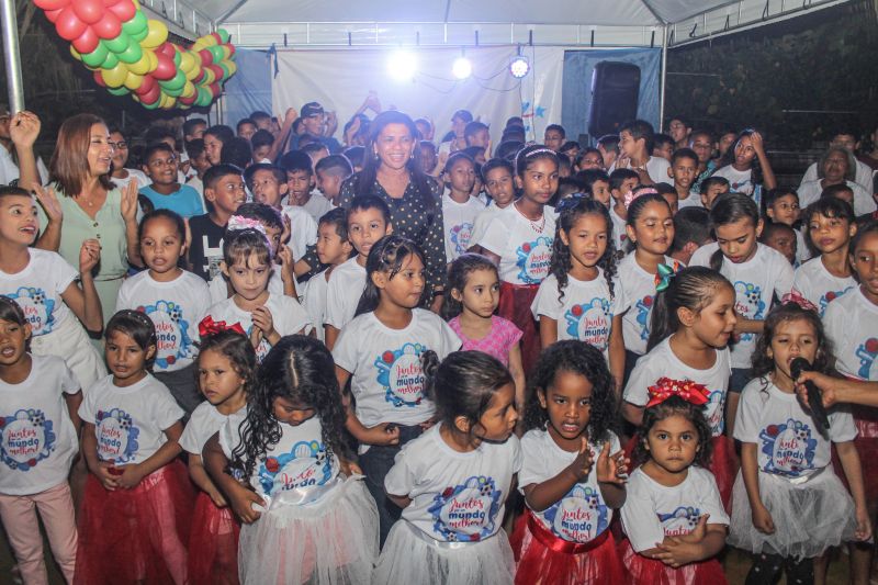 “Juntos por um mundo melhor” foi o tema da confraternização de Natal realizada na noite de terça-feira (10), no polo ParáPaz Jurunas, em Belém, complexo esportivo que atende cerca de 400 crianças e adolescentes do Projeto Davi e também do bairro. <div class='credito_fotos'>Foto: Ana Paula Lima / Ascom ParáPaz   |   <a href='/midias/2019/originais/5767_55d53f16-b5ea-c739-ced8-d8938cabb121.jpg' download><i class='fa-solid fa-download'></i> Download</a></div>