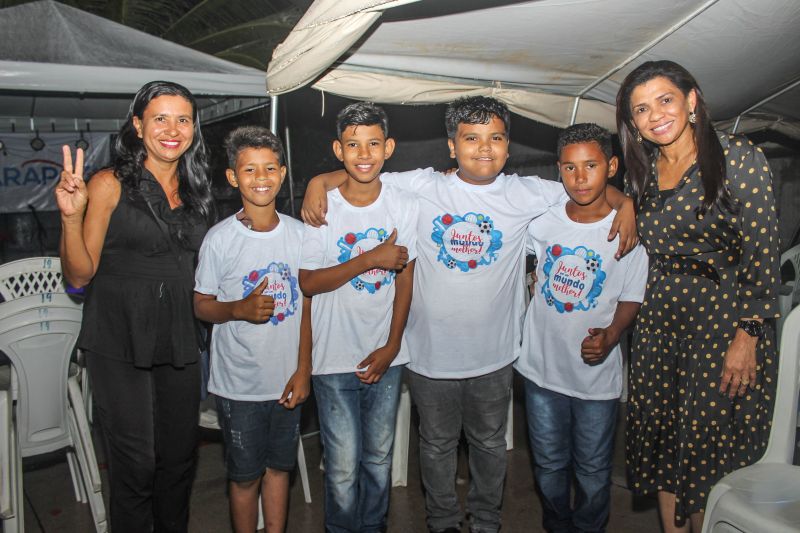 “Juntos por um mundo melhor” foi o tema da confraternização de Natal realizada na noite de terça-feira (10), no polo ParáPaz Jurunas, em Belém, complexo esportivo que atende cerca de 400 crianças e adolescentes do Projeto Davi e também do bairro. <div class='credito_fotos'>Foto: Ana Paula Lima / Ascom ParáPaz   |   <a href='/midias/2019/originais/5767_59c86c82-b94b-60a8-03fa-3000d9fd79e8.jpg' download><i class='fa-solid fa-download'></i> Download</a></div>