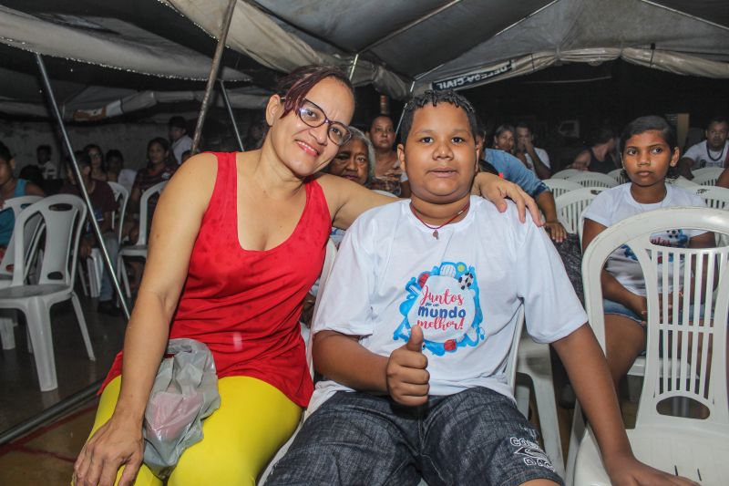 “Juntos por um mundo melhor” foi o tema da confraternização de Natal realizada na noite de terça-feira (10), no polo ParáPaz Jurunas, em Belém, complexo esportivo que atende cerca de 400 crianças e adolescentes do Projeto Davi e também do bairro. <div class='credito_fotos'>Foto: Ana Paula Lima / Ascom ParáPaz   |   <a href='/midias/2019/originais/5767_5b96d8cc-729d-c908-21e2-688f4b306cac.jpg' download><i class='fa-solid fa-download'></i> Download</a></div>