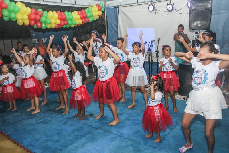 “Juntos por um mundo melhor” foi o tema da confraternização de Natal realizada na noite de terça-feira (10), no polo ParáPaz Jurunas, em Belém, complexo esportivo que atende cerca de 400 crianças e adolescentes do Projeto Davi e também do bairro. <div class='credito_fotos'>Foto: Ana Paula Lima / Ascom ParáPaz   |   <a href='/midias/2019/originais/5767_5cea45fb-2653-0bc6-88f9-b41d4e23e759.jpg' download><i class='fa-solid fa-download'></i> Download</a></div>