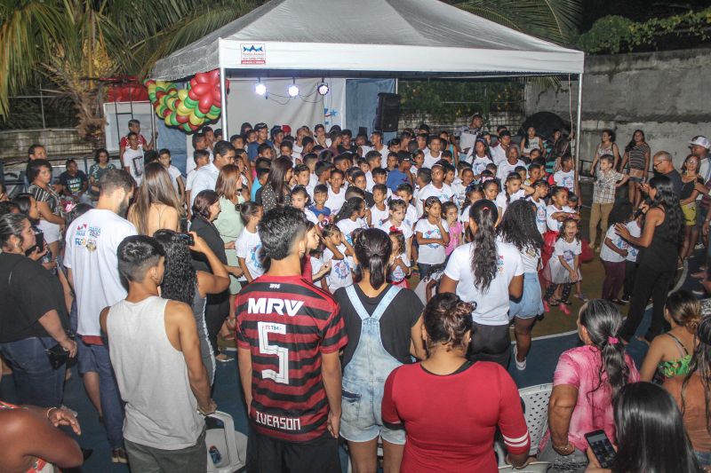 “Juntos por um mundo melhor” foi o tema da confraternização de Natal realizada na noite de terça-feira (10), no polo ParáPaz Jurunas, em Belém, complexo esportivo que atende cerca de 400 crianças e adolescentes do Projeto Davi e também do bairro. <div class='credito_fotos'>Foto: Ana Paula Lima / Ascom ParáPaz   |   <a href='/midias/2019/originais/5767_5d488273-f3b3-a0a4-1d80-91bbecf8097b.jpg' download><i class='fa-solid fa-download'></i> Download</a></div>