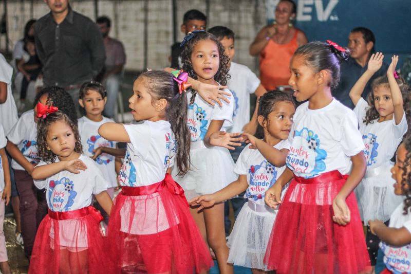 “Juntos por um mundo melhor” foi o tema da confraternização de Natal realizada na noite de terça-feira (10), no polo ParáPaz Jurunas, em Belém, complexo esportivo que atende cerca de 400 crianças e adolescentes do Projeto Davi e também do bairro. <div class='credito_fotos'>Foto: Ana Paula Lima / Ascom ParáPaz   |   <a href='/midias/2019/originais/5767_69420735-4898-70a3-3ef9-96eb0ec796cf.jpg' download><i class='fa-solid fa-download'></i> Download</a></div>