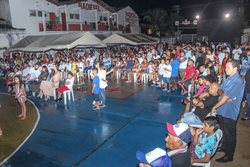 “Juntos por um mundo melhor” foi o tema da confraternização de Natal realizada na noite de terça-feira (10), no polo ParáPaz Jurunas, em Belém, complexo esportivo que atende cerca de 400 crianças e adolescentes do Projeto Davi e também do bairro. <div class='credito_fotos'>Foto: Ana Paula Lima / Ascom ParáPaz   |   <a href='/midias/2019/originais/5767_6a3da3a0-f793-bce9-8045-92a4e6c92b50.jpg' download><i class='fa-solid fa-download'></i> Download</a></div>