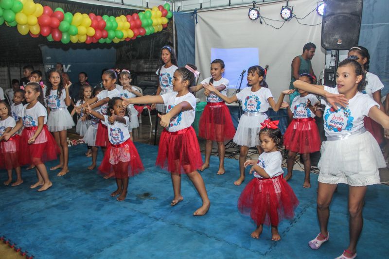 “Juntos por um mundo melhor” foi o tema da confraternização de Natal realizada na noite de terça-feira (10), no polo ParáPaz Jurunas, em Belém, complexo esportivo que atende cerca de 400 crianças e adolescentes do Projeto Davi e também do bairro. <div class='credito_fotos'>Foto: Ana Paula Lima / Ascom ParáPaz   |   <a href='/midias/2019/originais/5767_bac7abc1-12e7-7c9b-8c69-aee9668f4ad5.jpg' download><i class='fa-solid fa-download'></i> Download</a></div>