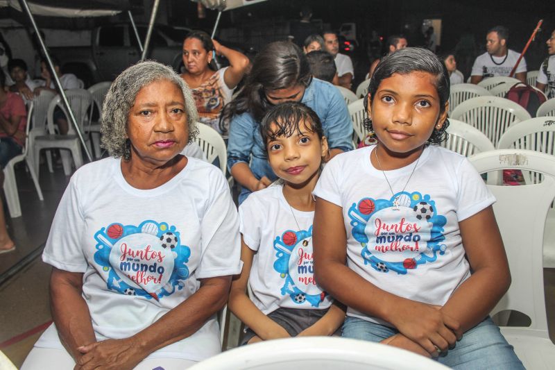 “Juntos por um mundo melhor” foi o tema da confraternização de Natal realizada na noite de terça-feira (10), no polo ParáPaz Jurunas, em Belém, complexo esportivo que atende cerca de 400 crianças e adolescentes do Projeto Davi e também do bairro. <div class='credito_fotos'>Foto: Ana Paula Lima / Ascom ParáPaz   |   <a href='/midias/2019/originais/5767_da81ab7e-0e3d-3e92-71f7-29dc45ba7e48.jpg' download><i class='fa-solid fa-download'></i> Download</a></div>
