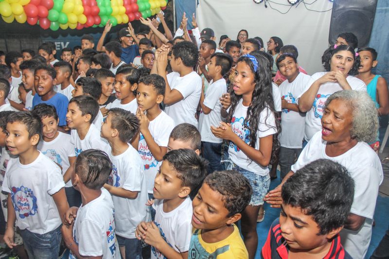 “Juntos por um mundo melhor” foi o tema da confraternização de Natal realizada na noite de terça-feira (10), no polo ParáPaz Jurunas, em Belém, complexo esportivo que atende cerca de 400 crianças e adolescentes do Projeto Davi e também do bairro. <div class='credito_fotos'>Foto: Ana Paula Lima / Ascom ParáPaz   |   <a href='/midias/2019/originais/5767_edea3c4e-421c-b44d-20f5-a98a974b27d4.jpg' download><i class='fa-solid fa-download'></i> Download</a></div>