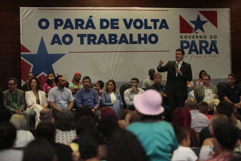 O Governo do Estado entregou, na noite desta sexta, 13, mais de R$ 6,5 milhões em cheques moradia a mil famílias de Belém e distritos, Ananindeua, Marituba, Benevides e Santa Bárbara do Pará. A solenidade lotou o Hangar – Centro de Convenções e Feiras da Amazônia. Antes da entrega do benefício, os beneficiados participaram de palestra sobre regras de engenharia. <div class='credito_fotos'>Foto: JADER PAES / AG. PARÁ   |   <a href='/midias/2019/originais/5776_093871b4-89ab-9913-9275-b14c15dbca4c.jpg' download><i class='fa-solid fa-download'></i> Download</a></div>