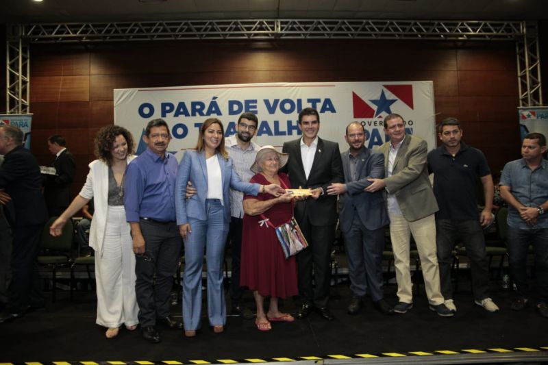 O Governo do Estado entregou, na noite desta sexta, 13, mais de R$ 6,5 milhões em cheques moradia a mil famílias de Belém e distritos, Ananindeua, Marituba, Benevides e Santa Bárbara do Pará. A solenidade lotou o Hangar – Centro de Convenções e Feiras da Amazônia. Antes da entrega do benefício, os beneficiados participaram de palestra sobre regras de engenharia. <div class='credito_fotos'>Foto: JADER PAES / AG. PARÁ   |   <a href='/midias/2019/originais/5776_4e41347a-1ce8-5995-2de6-4991e0a9b34a.jpg' download><i class='fa-solid fa-download'></i> Download</a></div>