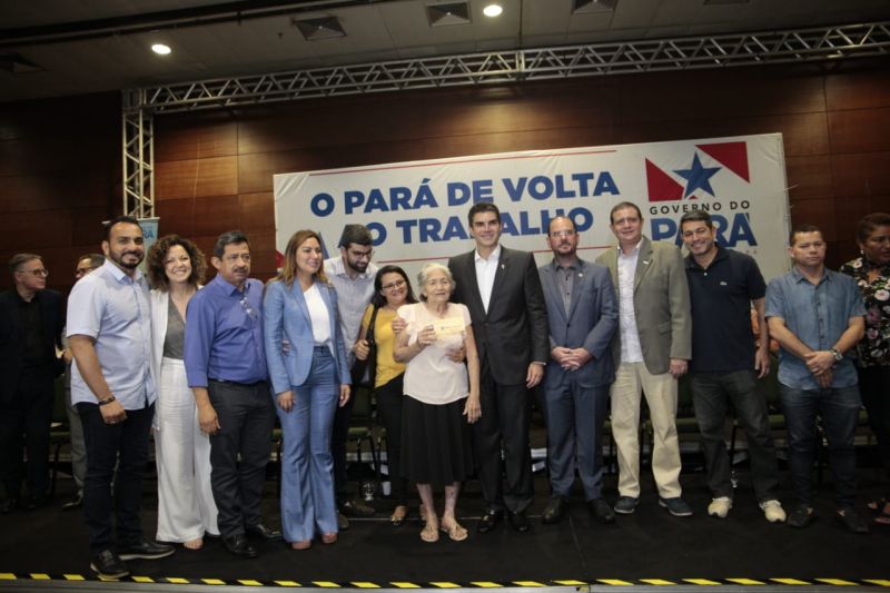 O Governo do Estado entregou, na noite desta sexta, 13, mais de R$ 6,5 milhões em cheques moradia a mil famílias de Belém e distritos, Ananindeua, Marituba, Benevides e Santa Bárbara do Pará. A solenidade lotou o Hangar – Centro de Convenções e Feiras da Amazônia. Antes da entrega do benefício, os beneficiados participaram de palestra sobre regras de engenharia. <div class='credito_fotos'>Foto: JADER PAES / AG. PARÁ   |   <a href='/midias/2019/originais/5776_730e2efc-5f59-9d29-ac7f-84172e2a42f4.jpg' download><i class='fa-solid fa-download'></i> Download</a></div>