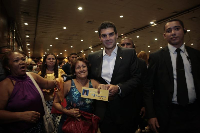 O Governo do Estado entregou, na noite desta sexta, 13, mais de R$ 6,5 milhões em cheques moradia a mil famílias de Belém e distritos, Ananindeua, Marituba, Benevides e Santa Bárbara do Pará. A solenidade lotou o Hangar – Centro de Convenções e Feiras da Amazônia. Antes da entrega do benefício, os beneficiados participaram de palestra sobre regras de engenharia. <div class='credito_fotos'>Foto: JADER PAES / AG. PARÁ   |   <a href='/midias/2019/originais/5776_c5d73ef5-5911-a8c4-b629-774cbb79fa4a.jpg' download><i class='fa-solid fa-download'></i> Download</a></div>