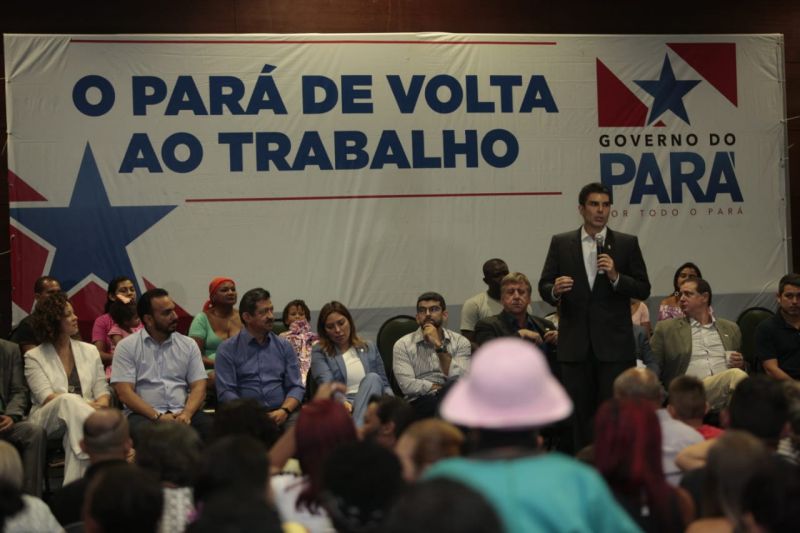 O Governo do Estado entregou, na noite desta sexta, 13, mais de R$ 6,5 milhões em cheques moradia a mil famílias de Belém e distritos, Ananindeua, Marituba, Benevides e Santa Bárbara do Pará. A solenidade lotou o Hangar – Centro de Convenções e Feiras da Amazônia. Antes da entrega do benefício, os beneficiados participaram de palestra sobre regras de engenharia. <div class='credito_fotos'>Foto: JADER PAES / AG. PARÁ   |   <a href='/midias/2019/originais/5776_fea33699-59b3-4f9f-3e5e-7ab36dd8eb7e.jpg' download><i class='fa-solid fa-download'></i> Download</a></div>