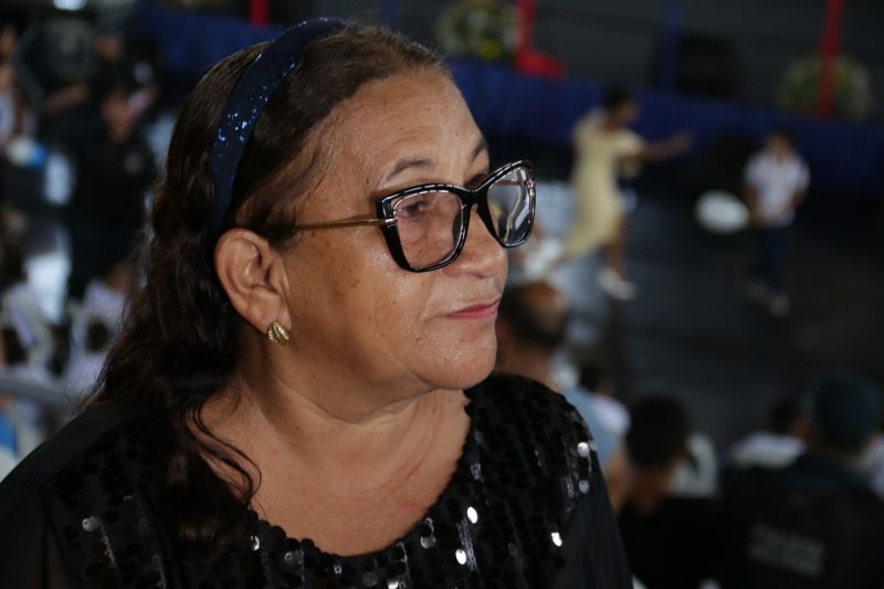 Mais 4,7 mil estudantes do 5º ao 7º ano do Ensino Fundamental de escolas estaduais e municipais de Belém e distritos concluíram o Programa Educacional de Resistência às Drogas e à Violência (Proerd) desenvolvido pela Polícia Militar do Estado do Pará (PA). O governador Helder Barbalho participou da solenidade de formatura na Arena Multiuso Guilherme Paraense, o Mangueirinho, na manhã deste sábado, 14, na companhia da primeira-dama, Daniela Barbalho, madrinha do projeto.

NA FOTO": ROSANGELA PEREIRA <div class='credito_fotos'>Foto: Bruno Cecim / Ag.Pará   |   <a href='/midias/2019/originais/5777_05a12fd1-6f07-7bcc-8f16-aae2c1b3f289.jpg' download><i class='fa-solid fa-download'></i> Download</a></div>