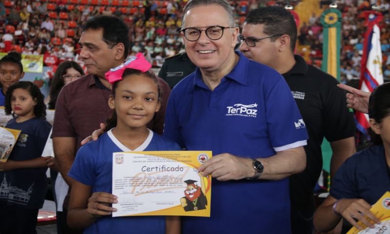 Mais 4,7 mil estudantes do 5º ao 7º ano do Ensino Fundamental de escolas estaduais e municipais de Belém e distritos concluíram o Programa Educacional de Resistência às Drogas e à Violência (Proerd) desenvolvido pela Polícia Militar do Estado do Pará (PA). O governador Helder Barbalho participou da solenidade de formatura na Arena Multiuso Guilherme Paraense, o Mangueirinho, na manhã deste sábado, 14, na companhia da primeira-dama, Daniela Barbalho, madrinha do projeto. <div class='credito_fotos'>Foto: Bruno Cecim / Ag.Pará   |   <a href='/midias/2019/originais/5777_083150d4-621e-97b8-ff7c-a718c2cf6b08.jpg' download><i class='fa-solid fa-download'></i> Download</a></div>